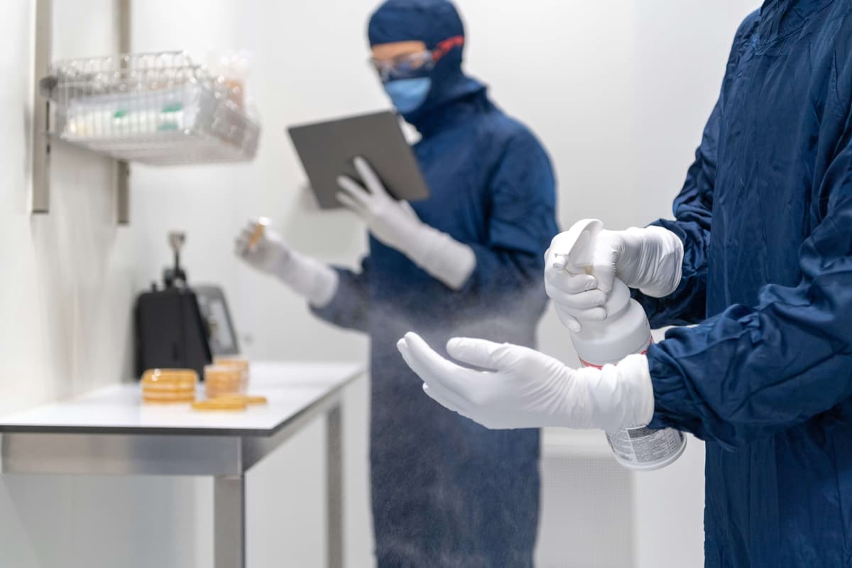 Schutzvorkehrungen_fuer_die_Reinraumfertigung_1c833cca1e.jpg