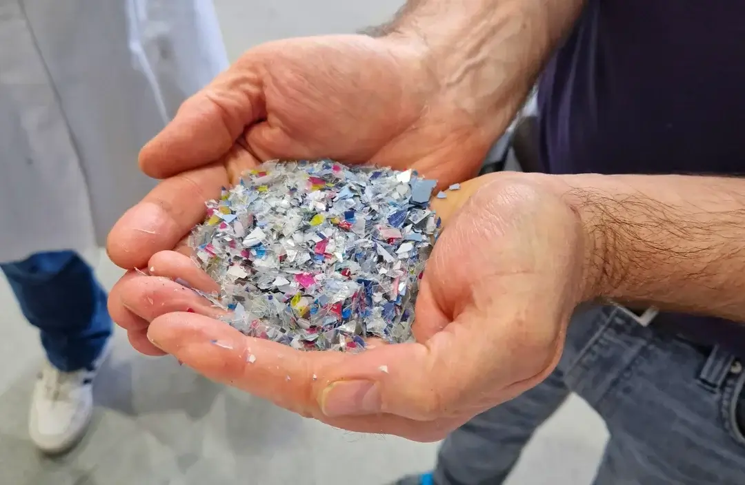 Plastic flakes