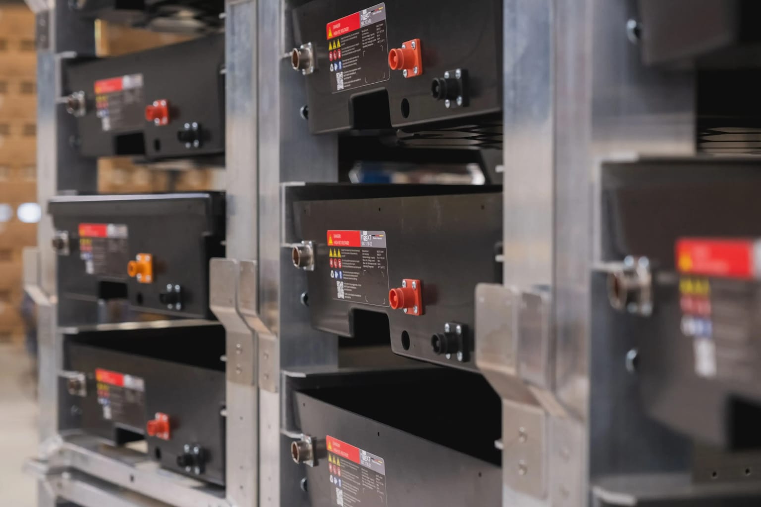 Container mit Batteriegehäusen aus Kunststoff in seitlicher Ansicht